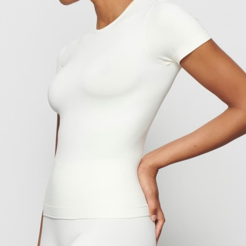 SOFT SMOOTHING SEAMLESS
T-SHIRT Skims